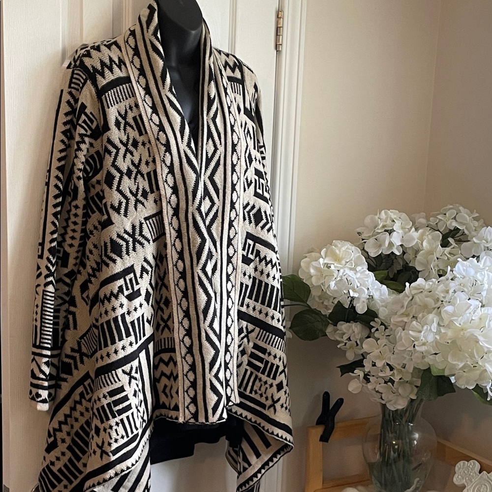 Black and Cream Patterned Open-Front Women’s Sweater - Picture 2 of 9